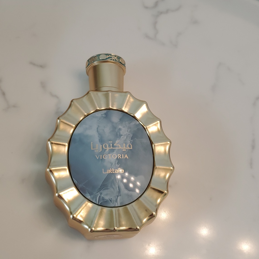 Lattafa Victoria Women’s Fragrance - Gold and Blue. Only Spray Four Times - Picture 5 of 7